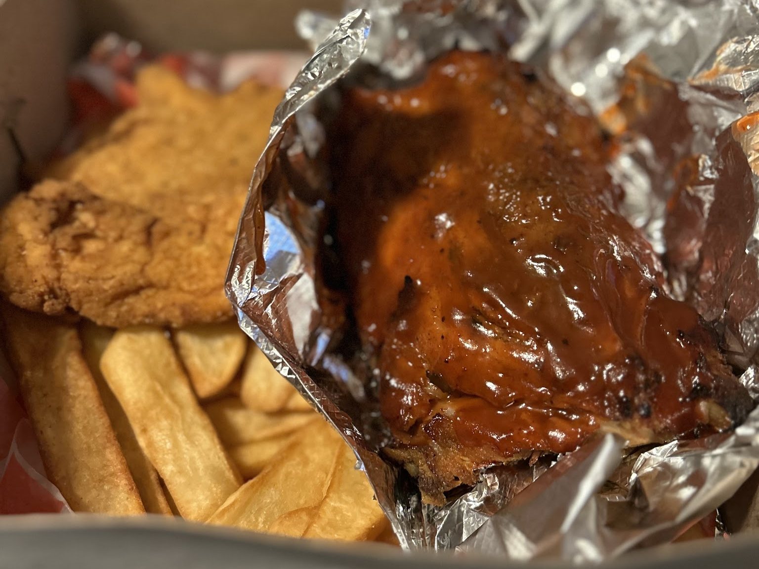 BBQ ribs with fries
